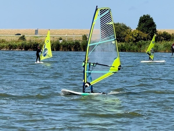 Surfers op het Amstelmeer