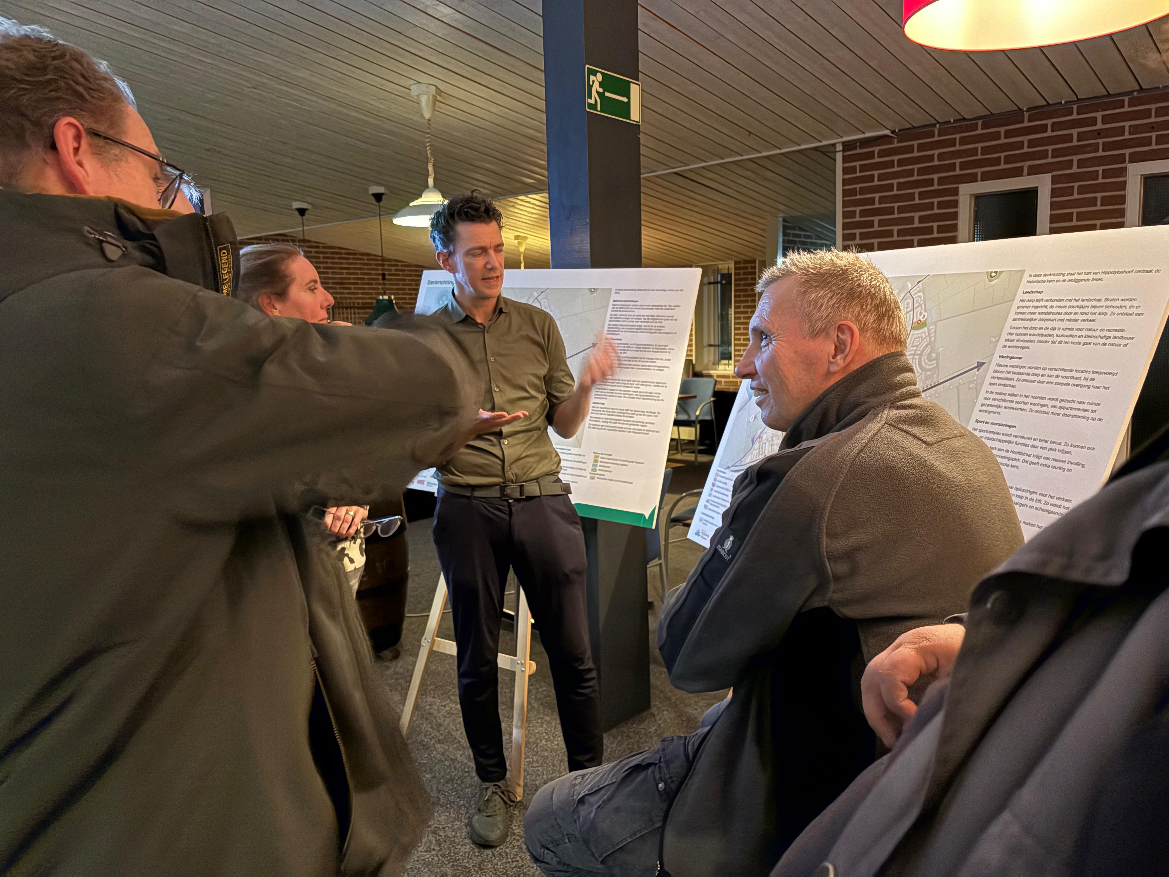 Medewerker van Urban Synergy legt denkrichtingen uit voor de dorpsvisie Hippolytushoef